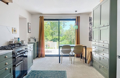 Entraigues-sur-la-Sorgue Other | 5 Bedroom Agritourism property in Entraigues-sur-la-Sorgue