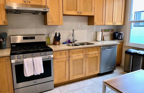 South of Market Condo | 5 bedrm & 3 bath in Centrally located house in SF's SOMA district walking distance to Civic Center
