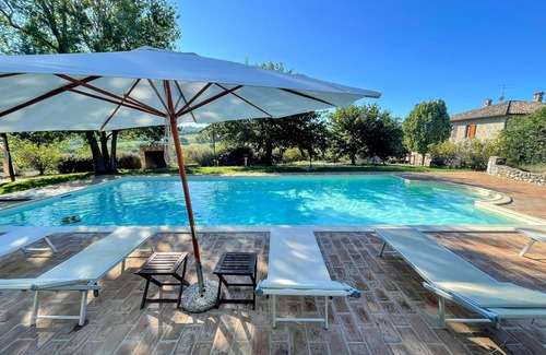 Todi House | 5 bedrms/5 bathrms/1 stg-dng rm/1 kitchn-diner/Exc pool + 20 hectares of land