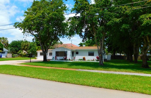 Pompano Beach House | 5 bedroom, 10 beds, 4.5 baths, Huge Property, 3 patios, Across park, Volleyball