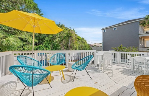 Crescent Beach Apartment | 5 bedroom-2 and a half bathroom Apartment