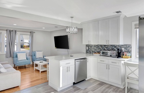 Uniondale House | 5-Bedroom, 3-Bath Retreat Sleeps 10 Free Parking & Modern Upgrades