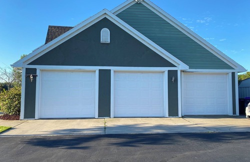De Pere House | 5 Bedroom 5 bath custom home 17 min from Lambeau with hot tub
