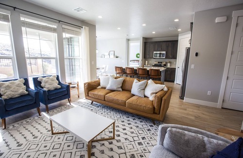 Washington House | 5 Bedroom & 5 Bathrooms Beautiful Washington Home. YEAR ROUND Pool access