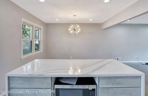 Oakhurst Apartment | 5 Bedroom 613338 by Houzlet