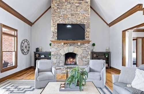 Marshall Apartment | 5 Bedroom 683498 by Houzlet