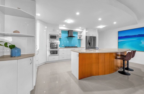 Cannonvale Apartment | 5 Bedroom Apartment with pool just steps from the beach