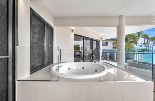 Cannonvale Apartment | 5 Bedroom Apartment with pool just steps from the beach