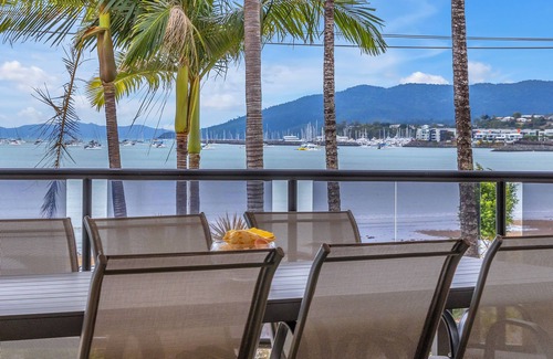 Cannonvale Apartment | 5 Bedroom Apartment with pool just steps from the beach
