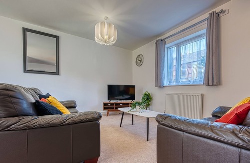 Yardley House | 5 Bedroom Contractor Guesthouse w. Parking & Wifi