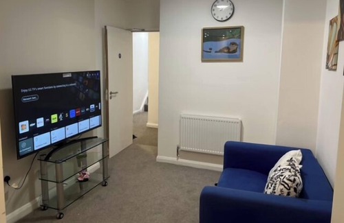 Walsall House | 5 Bedroom Cosy Bloxwich Stay - WiFi & Free Parking