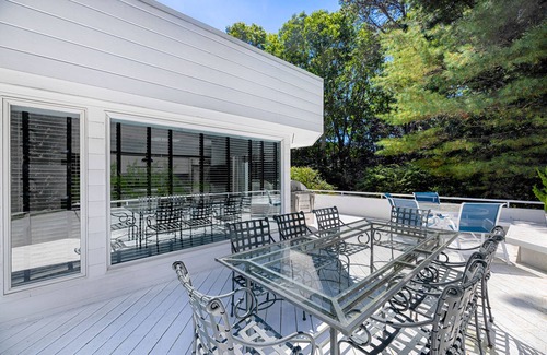 Wainscott House | 5 Bedroom Hamptons Beach House w/heated pool