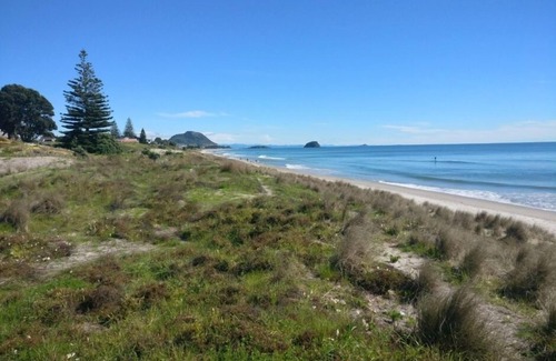 Mount Maunganui House | 5 bedroom home on Mount Maunganui Golf Course, Omanu beach across the road.