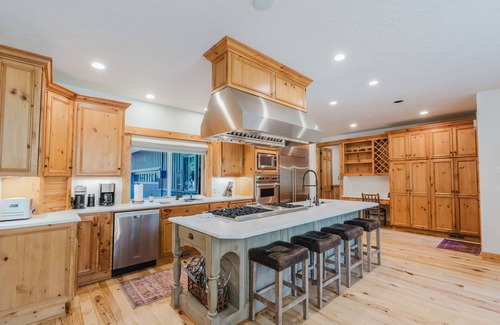 Sunriver House | 5 bedroom home w/private hot tub, shared pool and gourmet kitchen