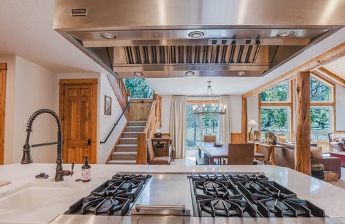 Sunriver House | 5 bedroom home w/private hot tub, shared pool and gourmet kitchen