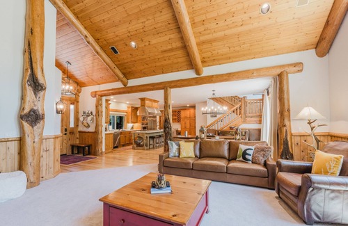 Sunriver House | 5 bedroom home w/private hot tub, shared pool and gourmet kitchen