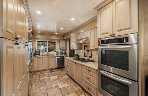 Woodland Hills House | 5-bedroom house in delightful Los Angeles with Resort style backyard