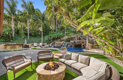 Woodland Hills House | 5-bedroom house in delightful Los Angeles with Resort style backyard