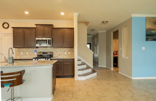 Leander House | 5-bedroom house + trampoline +bouncing house + living room for gathering of 30+
