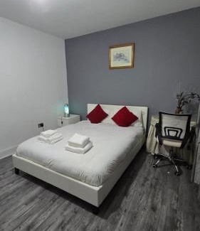 Reading House | 5 bedroom house with 3 bathrooms with Toilet , Reception , Dining room , kitchen
