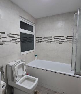 Reading House | 5 bedroom house with 3 bathrooms with Toilet , Reception , Dining room , kitchen