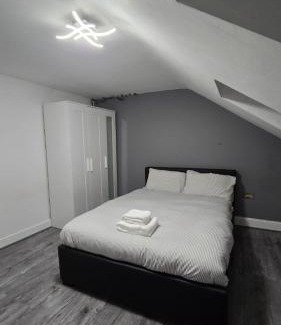 Reading House | 5 bedroom house with 3 bathrooms with Toilet , Reception , Dining room , kitchen