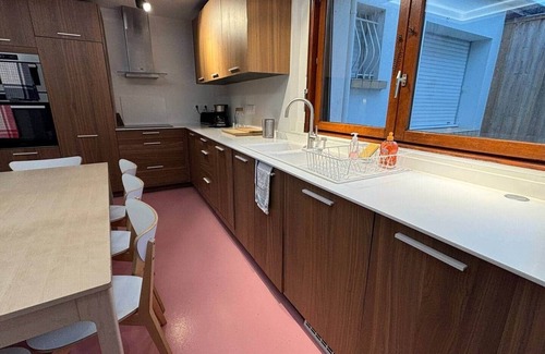 Arras House | 5-bedroom house with free parking