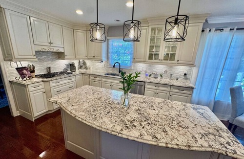 Greensboro House | 5 Bedroom Immaculate & Stylish Home in Quiet Area
