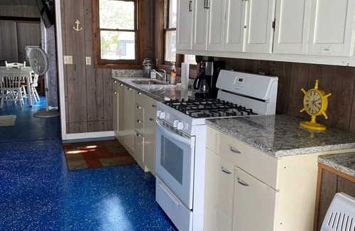 Fremont House | 5 Bedroom Lake Access House and Entertainment Bldg for Rent