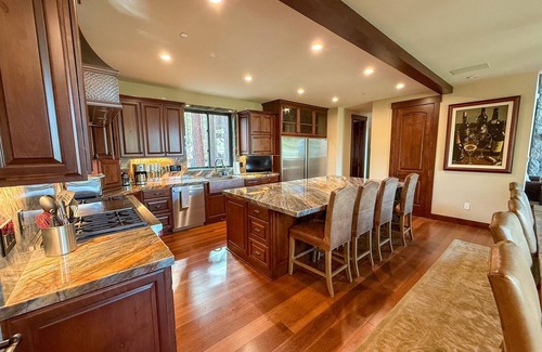 Skyland House | 5-Bedroom Lake Tahoe Gem | Deck & Hot Tub (Tall Pines)