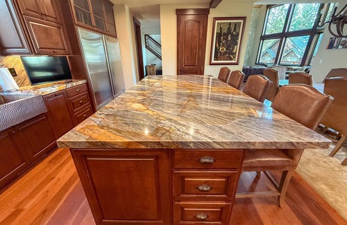 Skyland House | 5-Bedroom Lake Tahoe Gem | Deck & Hot Tub (Tall Pines)