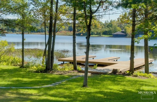 Gravenhurst House | 5-bedroom luxury cottage nestled on the serene shores of Lake Muskoka.