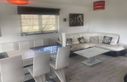 Tillicoultry Apartment | 5 bedroom luxury lodge with private hot tub, unobstructed views, large gardens, barbecue area and fr