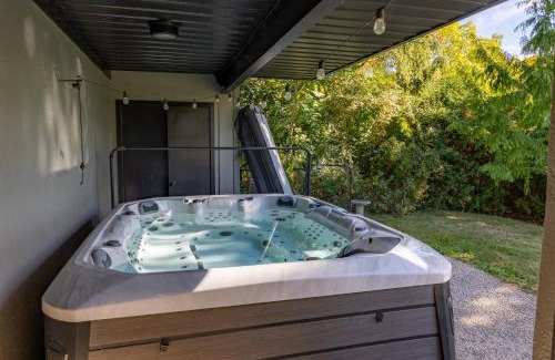 London Villa | 5 Bedroom Luxury Retreat with Hot Tub and Sauna, Prime Location and More!