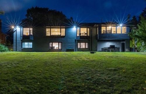 London Villa | 5 Bedroom Luxury Retreat with Hot Tub and Sauna, Prime Location and More!