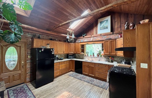 Fort Erie Other | 5 bedroom Rustic Farmhouse w acres of solitude, close to Niagara & Wine Country