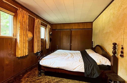 Fort Erie Other | 5 bedroom Rustic Farmhouse w acres of solitude, close to Niagara & Wine Country
