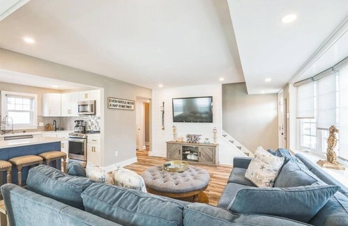 Gold Coast Condo | 5 Bedroom Single Family House in Gold Coast Area!