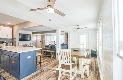 Gold Coast Condo | 5 Bedroom Single Family House in Gold Coast Area!