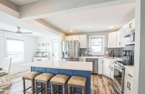 Gold Coast Condo | 5 Bedroom Single Family House in Gold Coast Area!