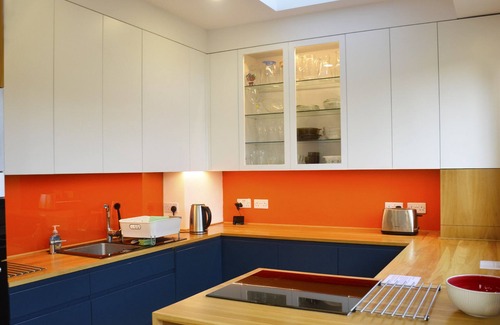 Redbridge House | 5 bedroom sunlit family house with garden