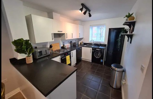 Hucclecote House | 5 Bedroom Town House in Gloucester