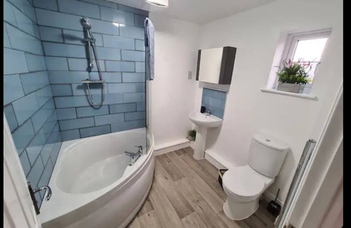 Hucclecote House | 5 Bedroom Town House in Gloucester