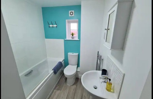Hucclecote House | 5 Bedroom Town House in Gloucester