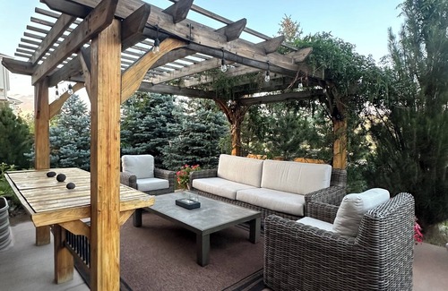 Aurora House | 5-bedroom vacation home 18 minutes from Park Meadows Mall