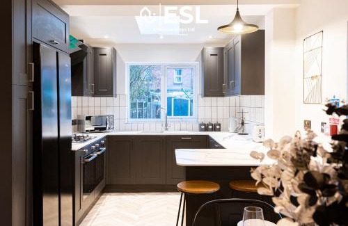Shrewsbury House | 5 Bedroom Victorian Town House - Perfect for Contractors and Family Groups