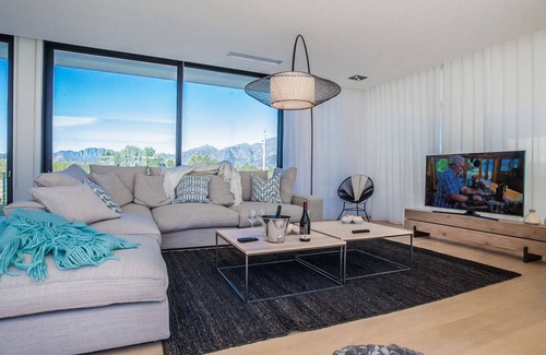 Paarl House | 5 Bedroom Villa on a secure golf estate near Franschhoek, Western Cape.