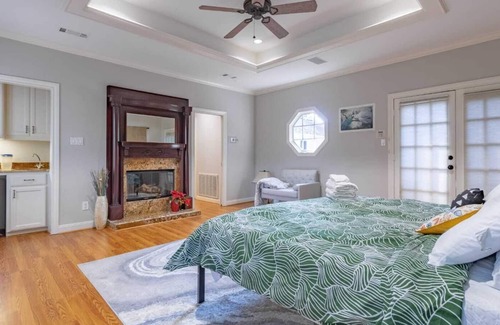 The Villages House | 5 Bedroom w/ Theatre, Pool, & Large Dining Hall