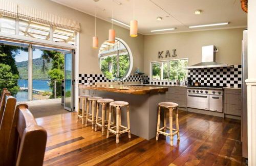 Furneaux House | 5-bedroom waterfront home
