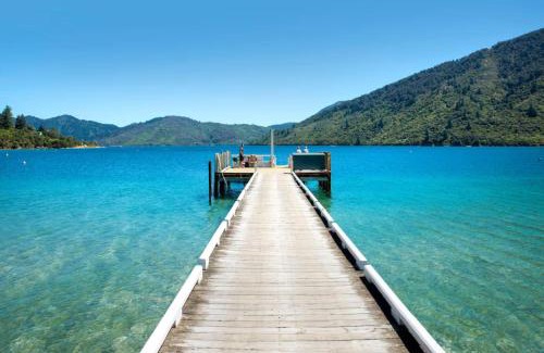 Furneaux House | 5-bedroom waterfront home